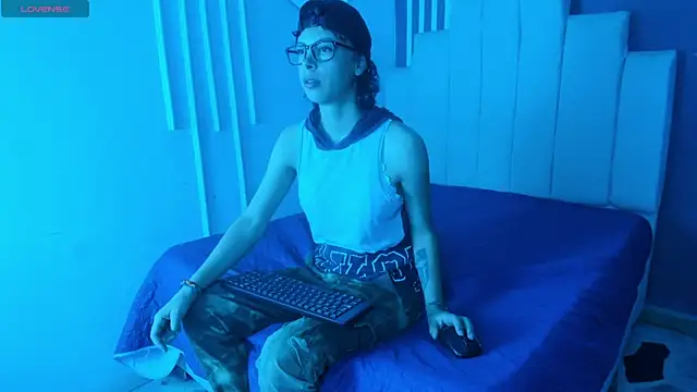 Snapshot of AliceMadnes chatting on July 12, 2026, 6:43 pm AliceMadnes online show from July 12, 2026, 6:43 pm