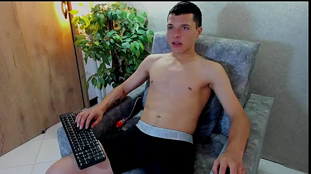 damian vega13 online show from November 26, 2025, 6:31 pm