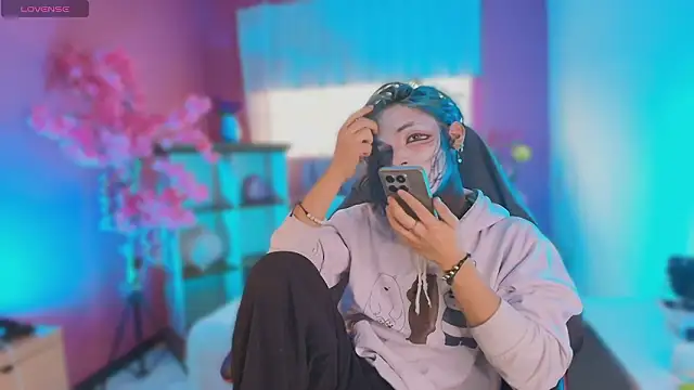 luxiel  online show from March 27, 2026, 9:36 pm