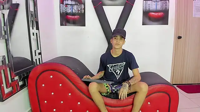 WHITHET BOYS online show from November 25, 2025, 1:33 pm