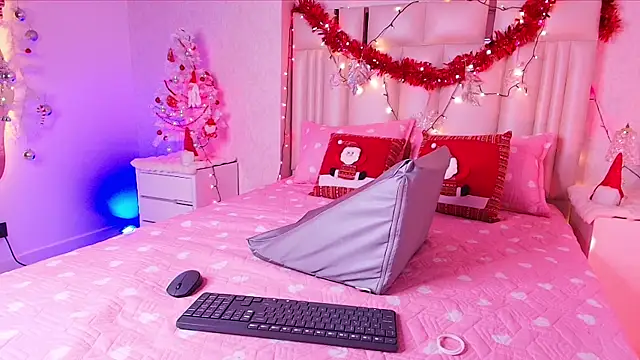 alanarose18 online show from December 14, 2025, 7:18 pm