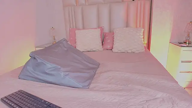 alanarose18 online show from February 26, 2026, 7:24 pm