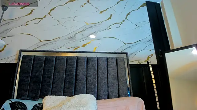 Snapshot of emma_bloom_ chatting on November 21, 2025, 1:10 pm emma bloom online show from November 21, 2025, 1:10 pm