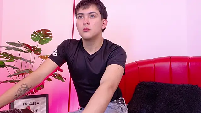 Snapshot of Valentin_X chatting on November 16, 2025, 3:45 am Valentin X online show from November 16, 2025, 3:45 am