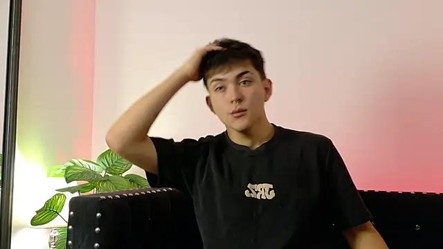 Snapshot of Valentin_X chatting on December 2, 2025, 4:18 am Valentin X online show from December 2, 2025, 4:18 am