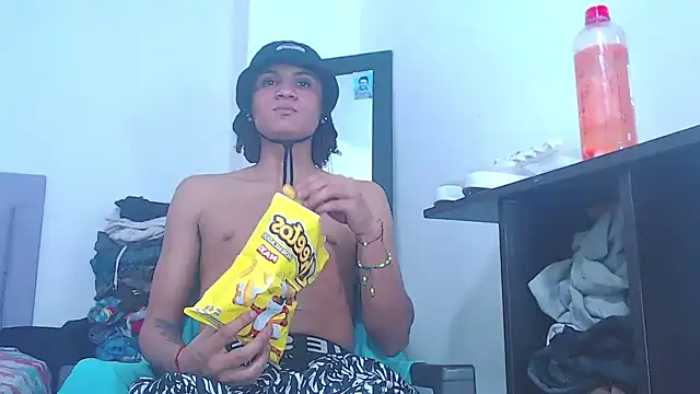 Snapshot of scoothh chatting on November 19, 2025, 5:29 am scoothh online show from November 19, 2025, 5:29 am