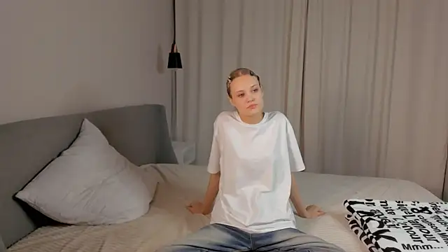 LilianGlenna online show from November 19, 2025, 11:10 am