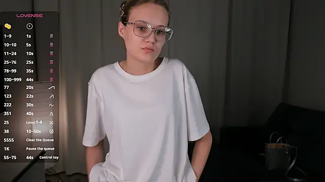 LilianGlenna online show from November 26, 2025, 1:12 pm