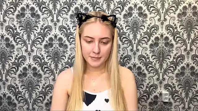 PhebeHals online show from November 22, 2025, 1:21 pm