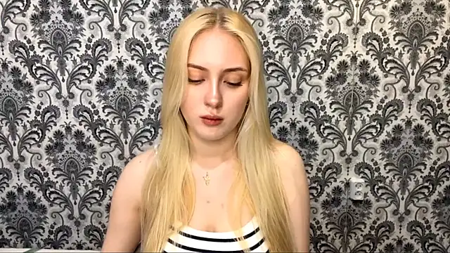 PhebeHals online show from November 23, 2025, 2:39 pm