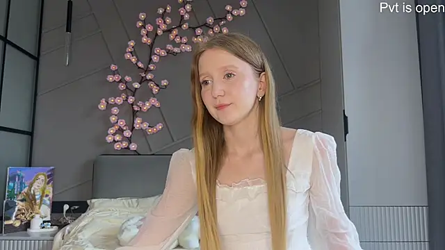 MiraJuicyJune online show from May 29, 2026, 4:32 am
