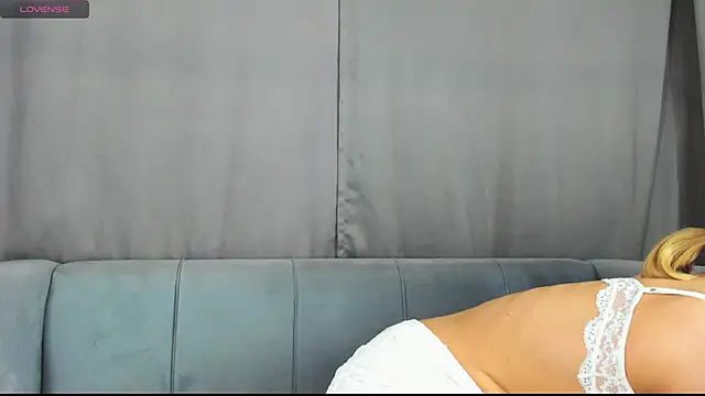 Snapshot of Monisees chatting on November 16, 2025, 2:28 am Monisees online show from November 16, 2025, 2:28 am