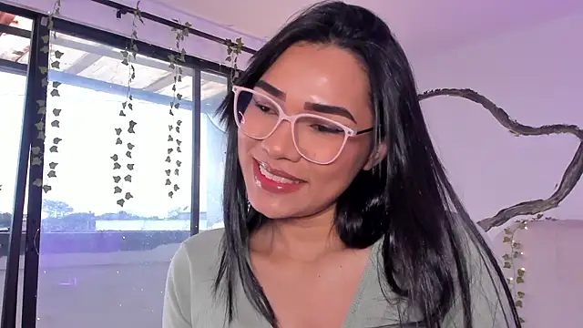 katemooss  online show from November 9, 2025, 12:47 pm