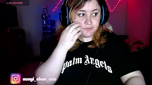 Snapshot of PixelAurora chatting on November 25, 2025, 7:36 pm PixelAurora online show from November 25, 2025, 7:36 pm