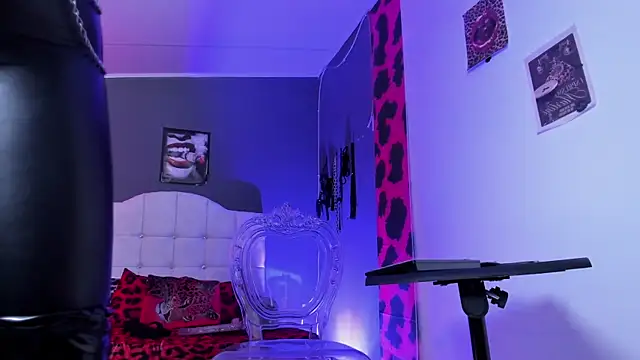 Snapshot of Halley_Ravenn chatting on November 26, 2025, 8:21 pm Halley Ravenn online show from November 26, 2025, 8:21 pm