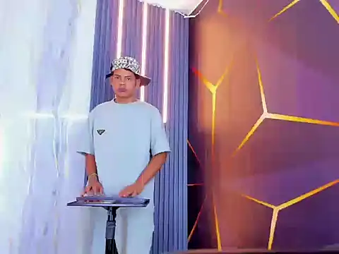 Tommy bigcock19 online show from November 12, 2025, 6:19 pm