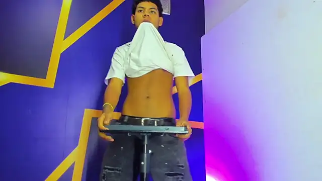 Tommy bigcock19 online show from November 14, 2025, 7:45 pm