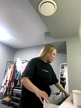 Snapshot of MilaHester chatting on November 19, 2025, 6:35 am MilaHester online show from November 19, 2025, 6:35 am