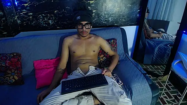 LatinWolfBoy online show from November 14, 2025, 3:05 am