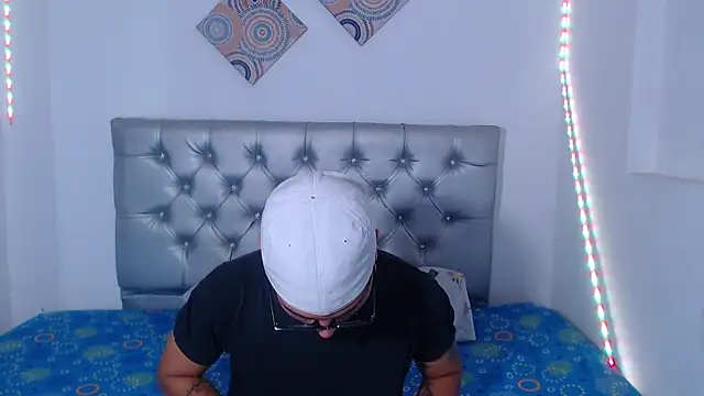 LatinWolfBoy online show from November 22, 2025, 3:27 am