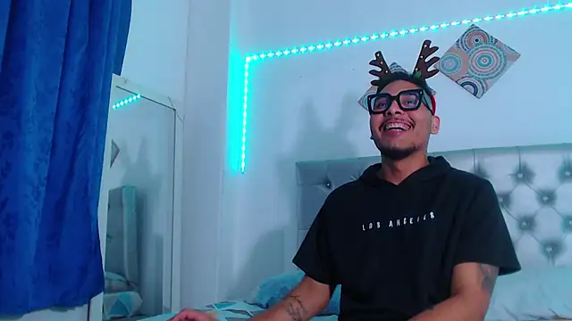 LatinWolfBoy online show from December 3, 2025, 3:03 am