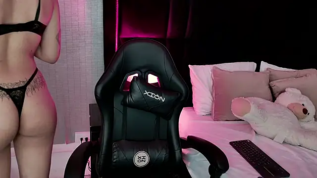 Snapshot of EllaEvanz chatting on November 26, 2025, 7:37 pm EllaEvanz online show from November 26, 2025, 7:37 pm