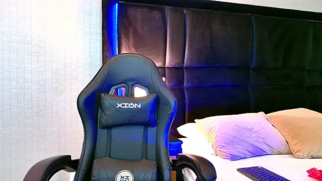 Snapshot of EllaEvanz chatting on November 28, 2025, 8:00 pm EllaEvanz online show from November 28, 2025, 8:00 pm