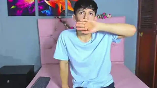 ElanGiraldo online show from November 26, 2025, 10:11 pm