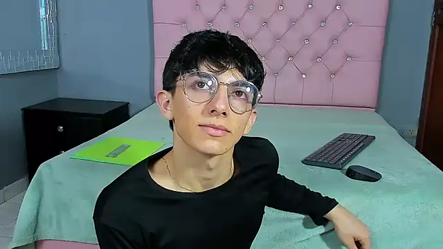 ElanGiraldo online show from January 13, 2026, 9:31 pm