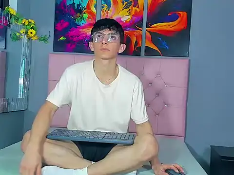 ElanGiraldo online show from February 9, 2026, 11:42 pm