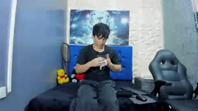 Snapshot of ElanGiraldo chatting on March 24, 2026, 11:21 pm ElanGiraldo online show from March 24, 2026, 11:21 pm
