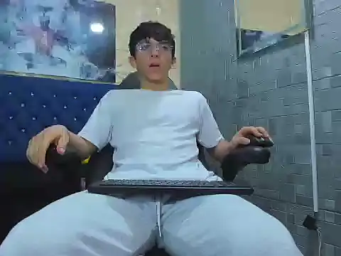 Snapshot of ElanGiraldo chatting on March 27, 2026, 11:26 pm ElanGiraldo online show from March 27, 2026, 11:26 pm