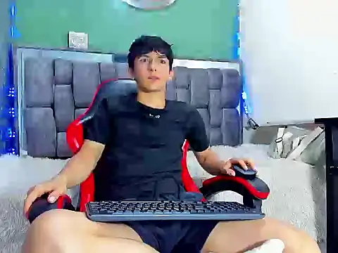 Snapshot of ElanGiraldo chatting on April 7, 2026, 11:04 pm ElanGiraldo online show from April 7, 2026, 11:04 pm