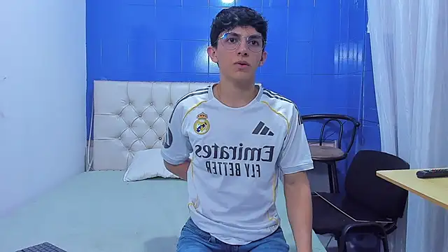 ElanGiraldo online show from June 20, 2026, 9:39 pm