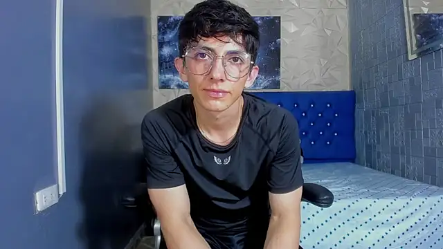 ElanGiraldo online show from July 7, 2026, 11:09 pm