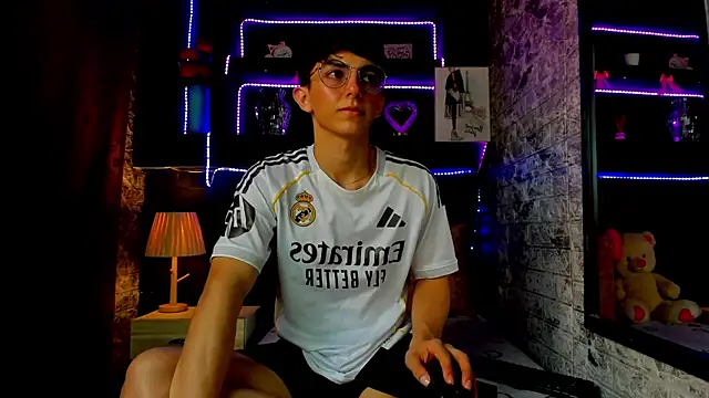 ElanGiraldo online show from August 7, 2026, 7:05 pm