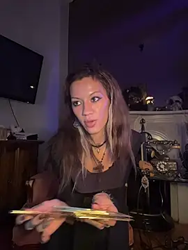 luxxylola online show from January 13, 2026, 11:32 pm