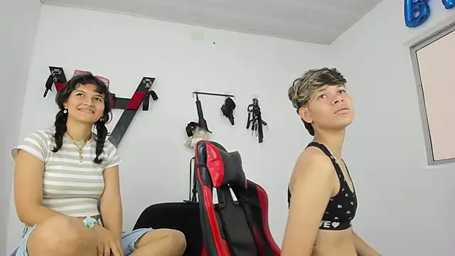 Lily and Lina online show from November 27, 2025, 12:07 pm