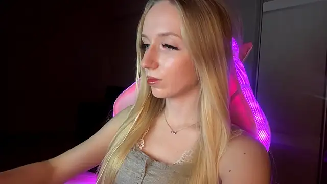 LaceDream online show from November 22, 2025, 3:11 pm