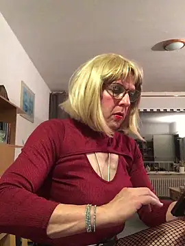 Snapshot of simone_xdressing chatting on October 19, 2025, 12:00 am simone xdressing online show from October 19, 2025, 12:00 am