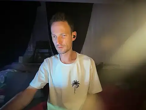 Snapshot of Hotcrazy235 chatting on November 26, 2025, 12:44 am Hotcrazy235 online show from November 26, 2025, 12:44 am