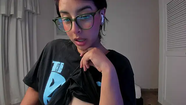 VictoriaAmelie online show from November 26, 2025, 6:25 am