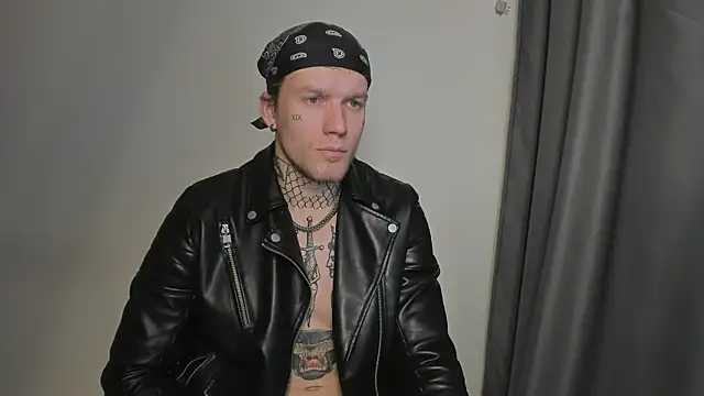 Snapshot of Huntall77 chatting on November 17, 2025, 4:35 pm Huntall77 online show from November 17, 2025, 4:35 pm