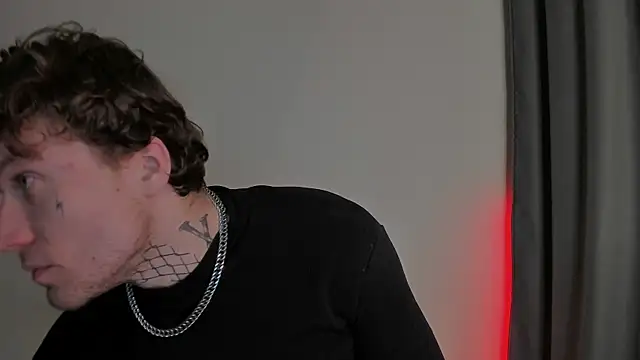 Snapshot of Huntall77 chatting on November 18, 2025, 4:11 pm Huntall77 online show from November 18, 2025, 4:11 pm