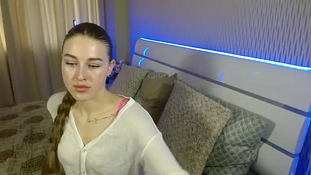 cutie violet online show from November 12, 2025, 7:42 am