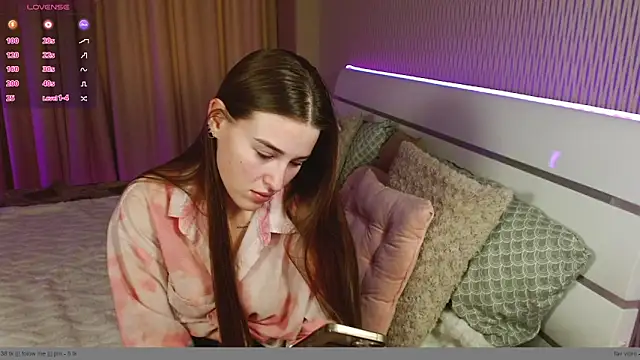 cutie violet online show from December 3, 2025, 8:12 am