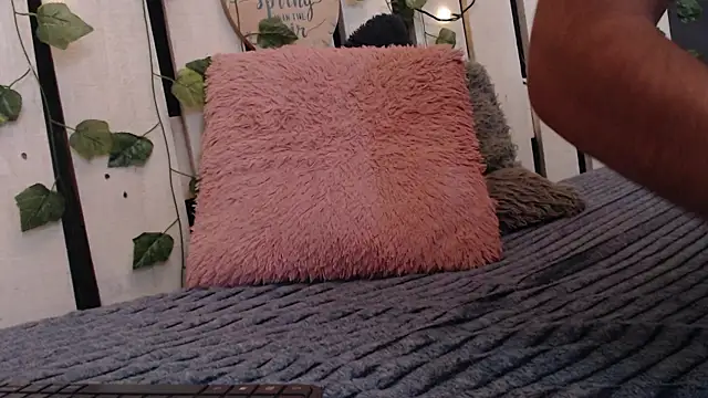 DUVAN MONTES online show from November 17, 2025, 1:17 pm