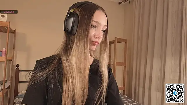 Snapshot of HoaPatton chatting on December 2, 2025, 11:04 am HoaPatton online show from December 2, 2025, 11:04 am