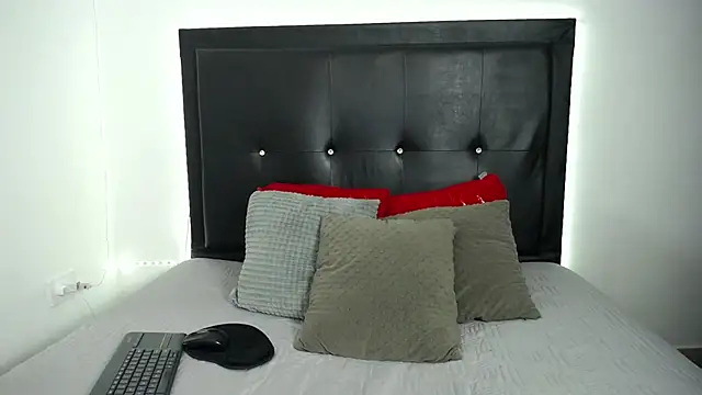 Snapshot of perla_stone_20 chatting on November 19, 2025, 7:47 pm perla stone 20 online show from November 19, 2025, 7:47 pm