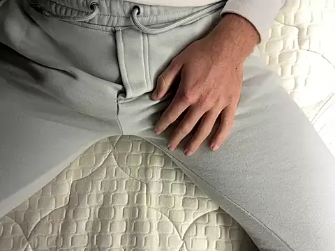 fra06  online show from December 1, 2025, 4:23 pm